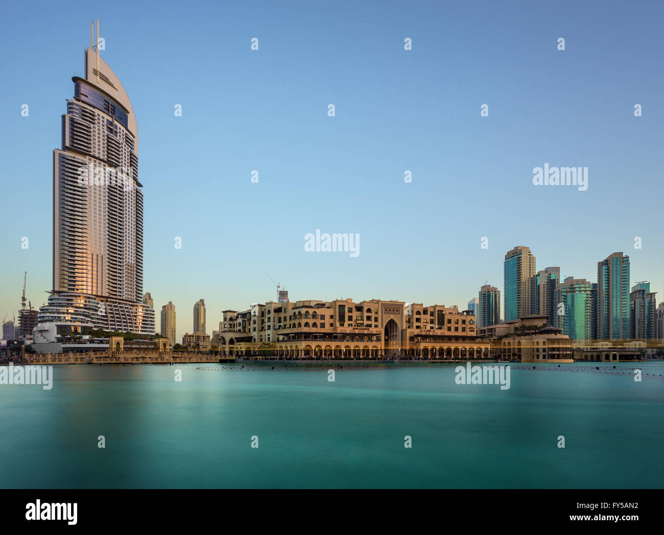 The Address Hotel Dubai und Souq Al Bahar in einem klaren Tageslicht Stockfoto