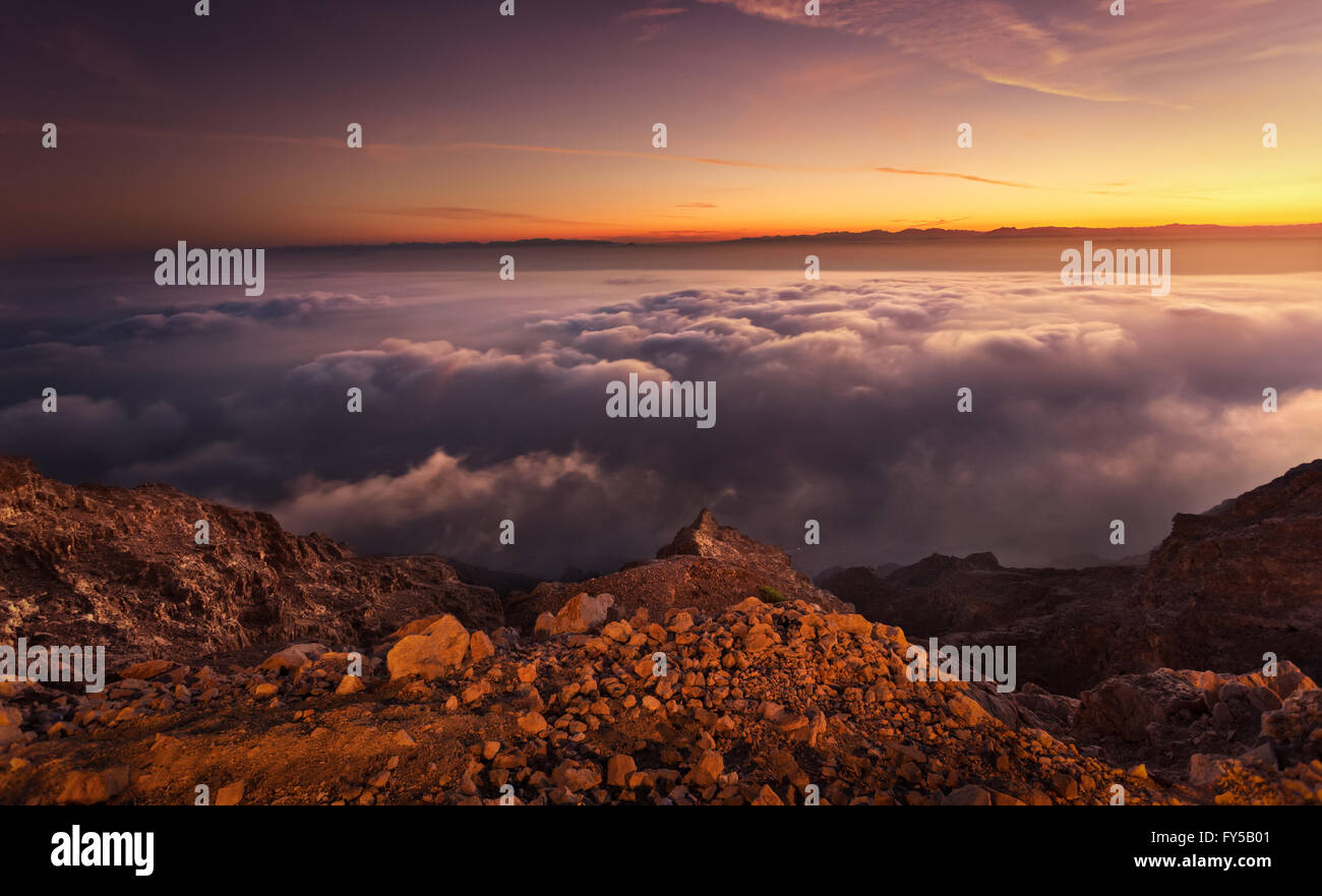 Berge-Sunsrise-Blick über den Wolken Stockfoto