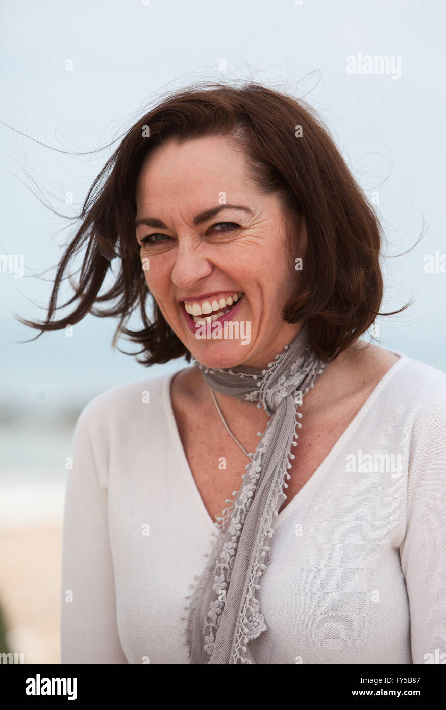 Porträt einer Frau am Strand Stockfoto