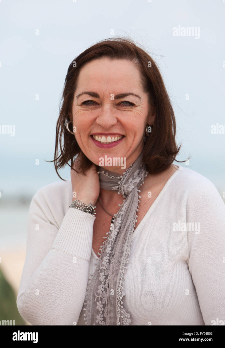 Porträt einer Frau am Strand Stockfoto