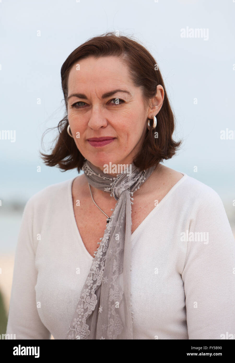 Porträt einer Frau am Strand Stockfoto