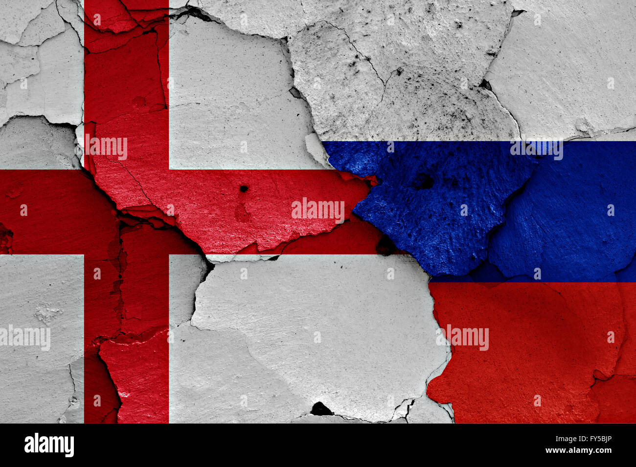 Flagge von England und Russland auf rissige Wand gemalt Stockfoto