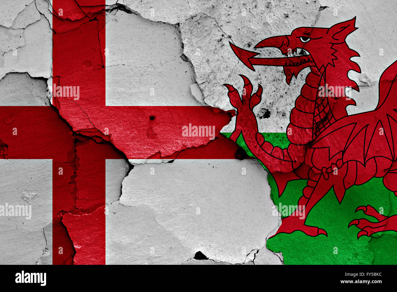 Flagge von England und Wales auf rissige Wand gemalt Stockfoto