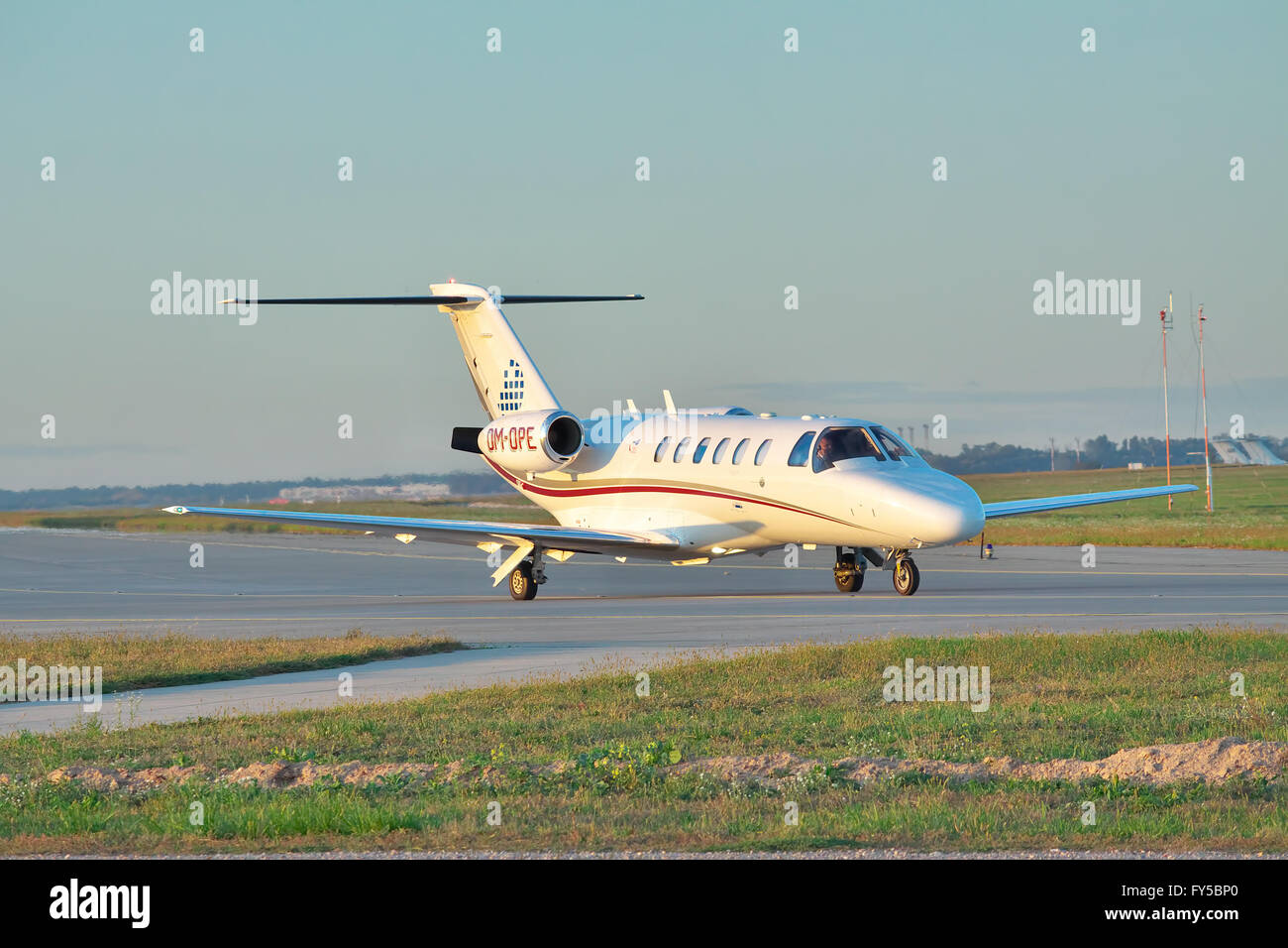 Borispol, Ukraine - Septermber 17, 2011: Cessna Citation Jet CJ2 Geschäft Flugzeug Rollen zur Startbahn auf dem sunset Stockfoto