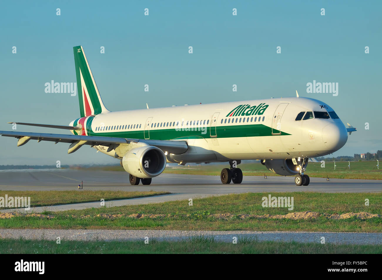 Borispol, Ukraine - Septermber 17, 2011: Alitalia Airbus A321 Rollen zur Startbahn auf dem Sunset ausziehen Stockfoto