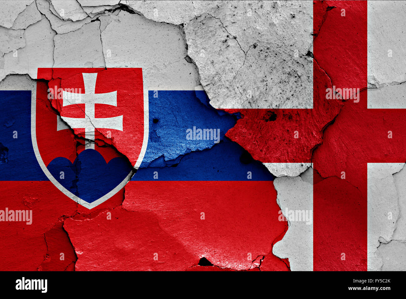 Flaggen der Slowakei und in England auf rissige Wand gemalt Stockfoto