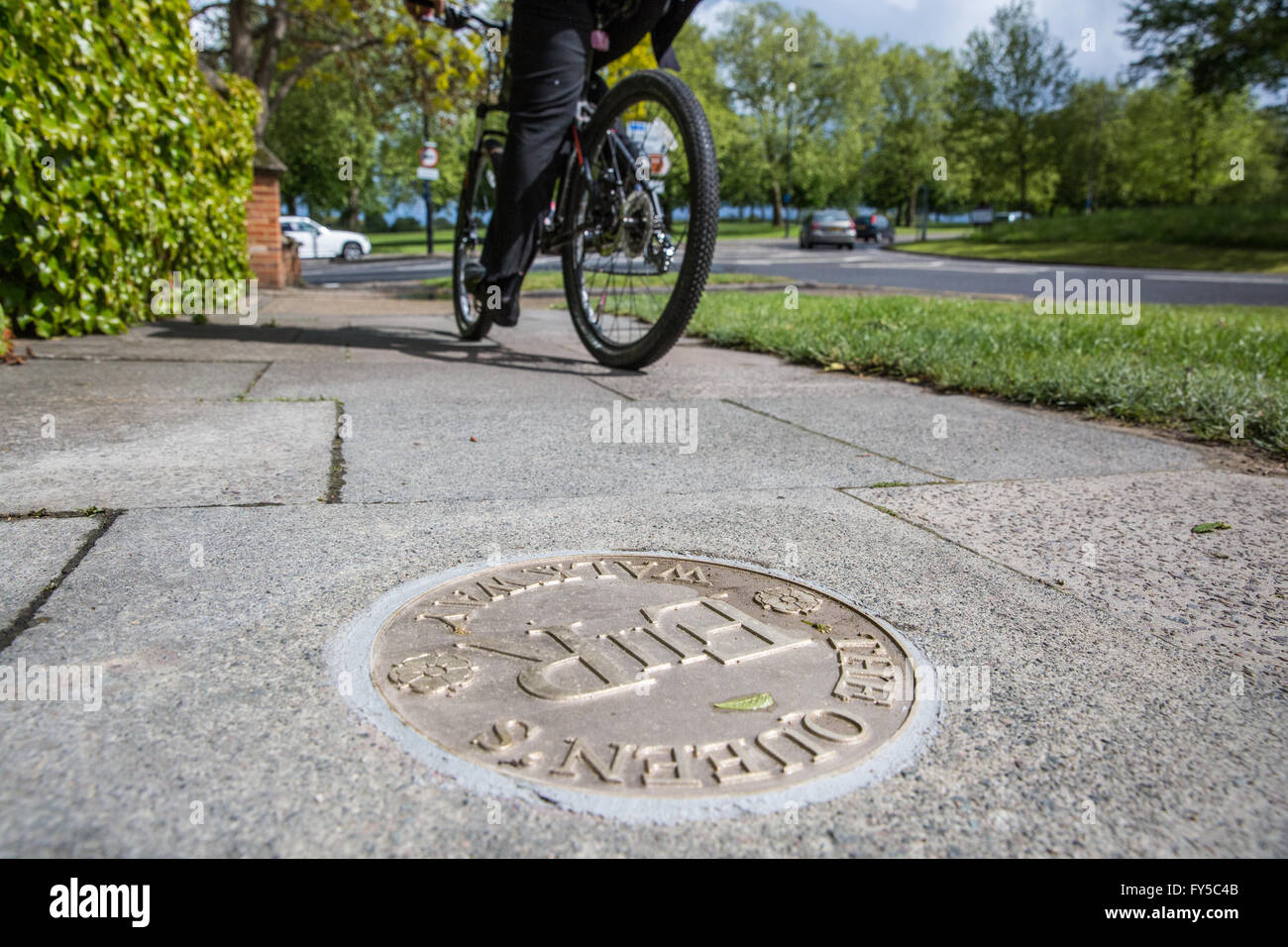 Windsor, UK. 20. Mai 2015. Ein Marker für die Königin Gehweg der Queen Anne Royal Free C of E School bezeichnet. Stockfoto