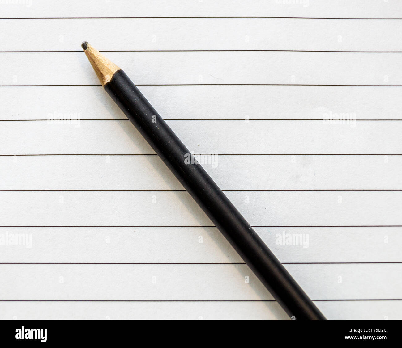 Schwarzer Stift Verlegung auf weißem Papier mit schwarzen Linien Stockfoto