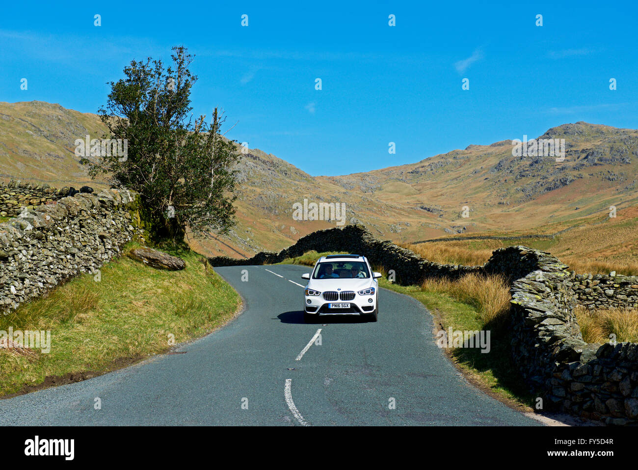 Auto auf Kirkstone Pass, Nationalpark Lake District, Cumbria, England UK Stockfoto