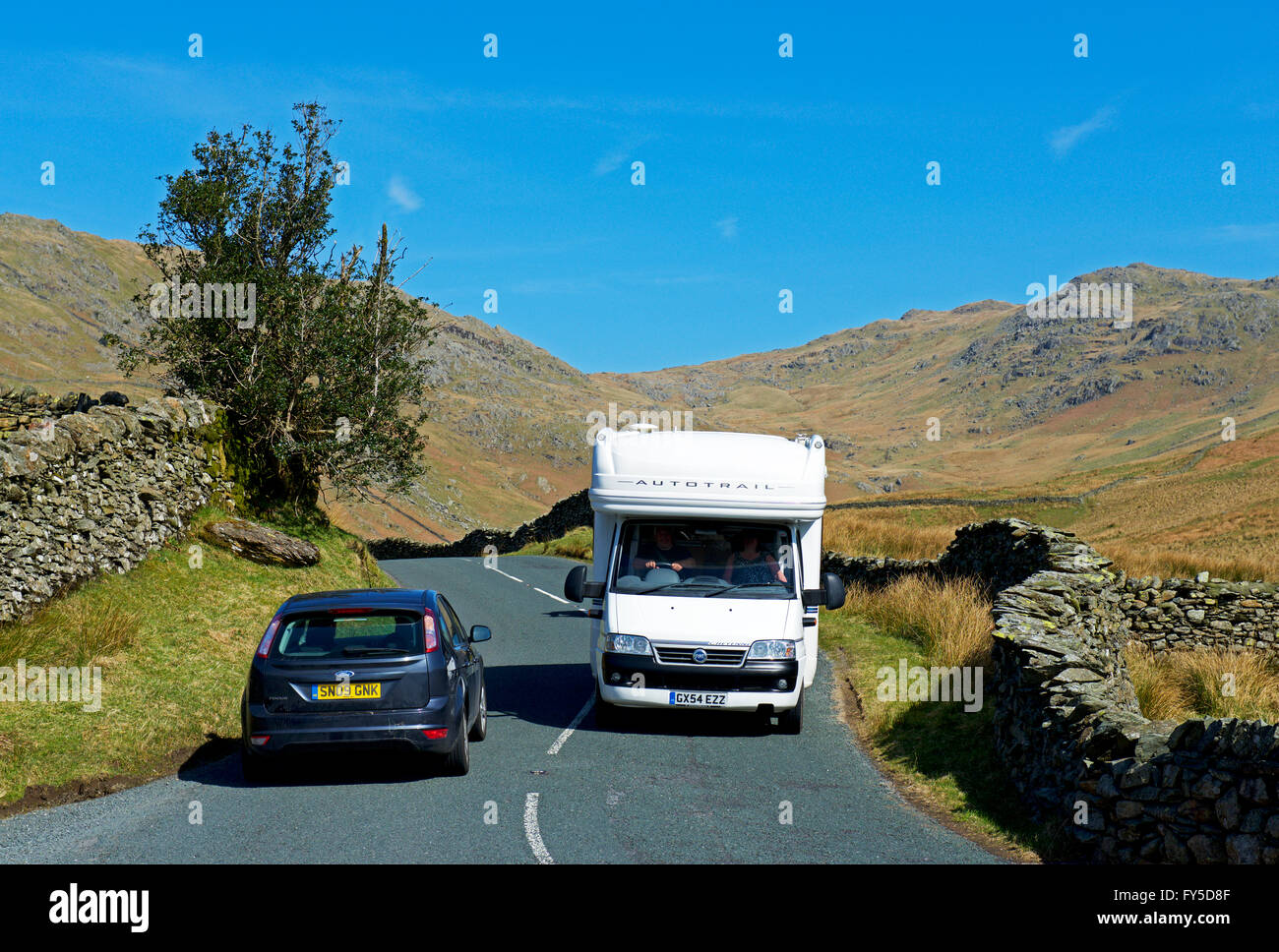 Wohnmobil und Auto auf Kirkstone Pass, Nationalpark Lake District, Cumbria, England UK Stockfoto