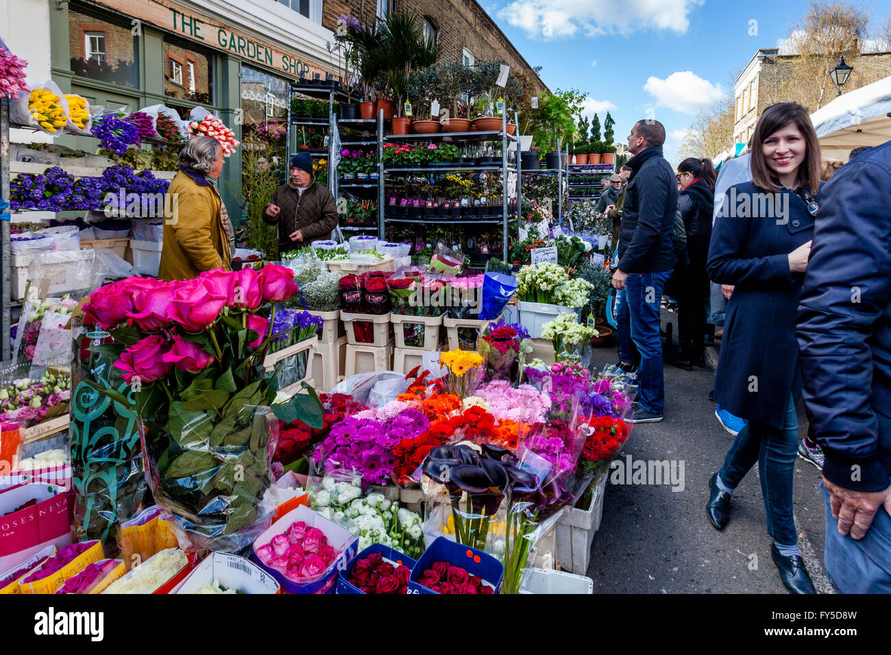 Londoner Blumen an der Columbia Road kaufen Blumen Markt, Tower Hamlets, London, England Stockfoto