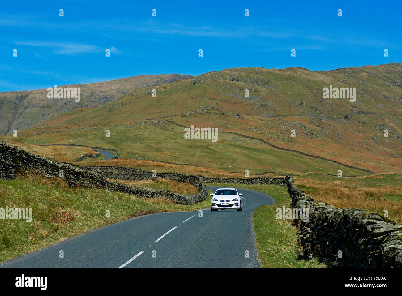Auto auf Kirkstone Pass, Nationalpark Lake District, Cumbria, England UK Stockfoto