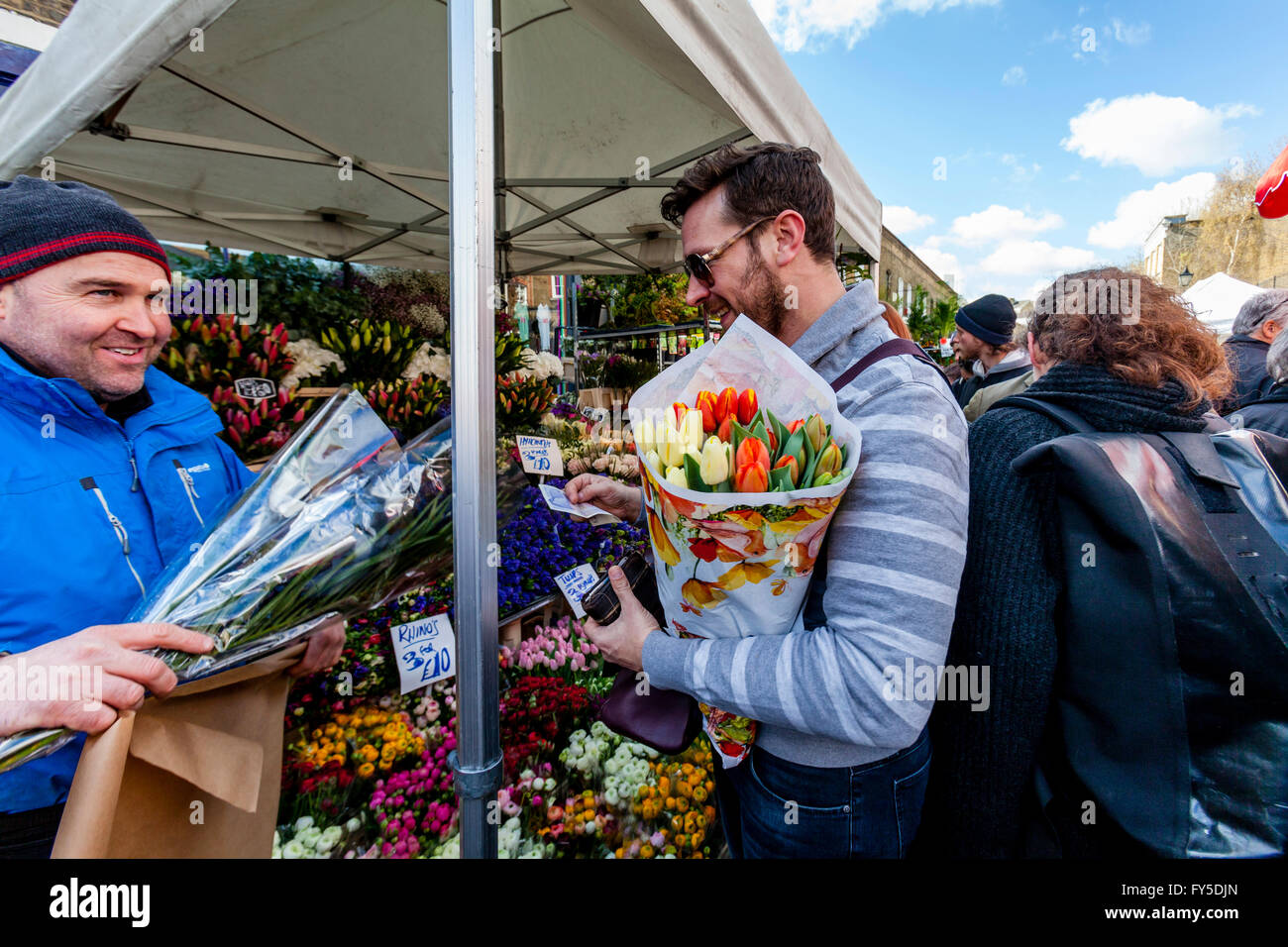 Londoner Blumen an der Columbia Road kaufen Blumen Markt, Tower Hamlets, London, England Stockfoto