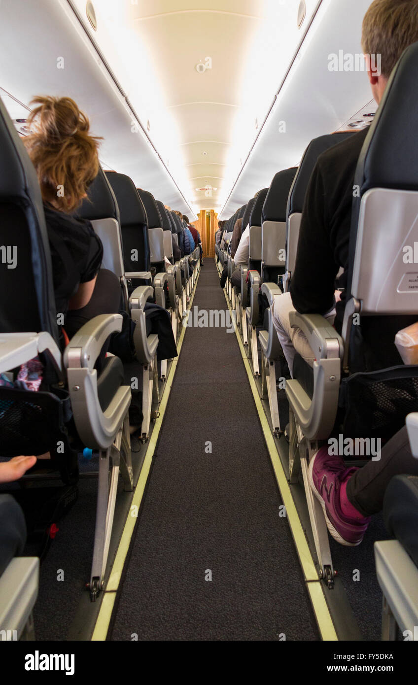 Den Gang in ein Passagierflugzeug Embraer 190 / Flugzeug / Flugzeug / Flugzeuge auf einem Flug von London nach Mailand. Italien. Stockfoto