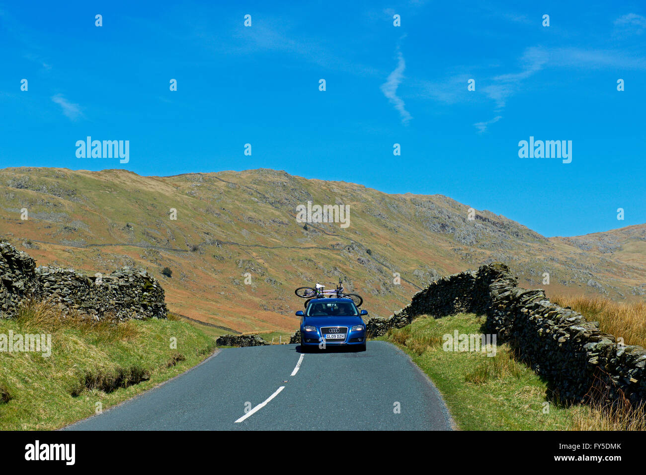 Auto absteigend Kirkstone Pass, Nationalpark Lake District, Cumbria, England UK Stockfoto