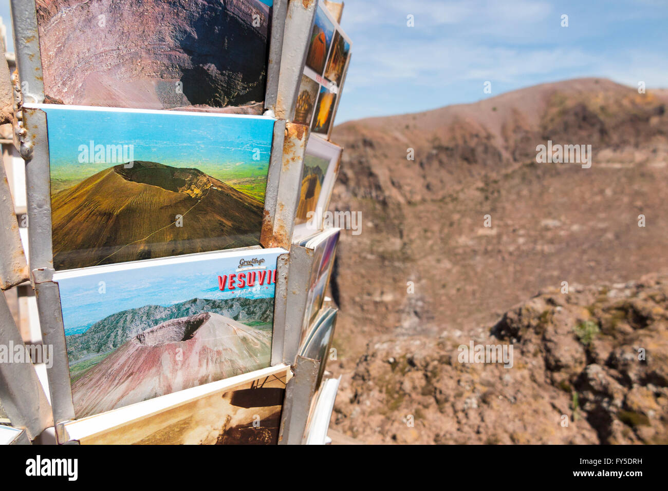 Ansichtskarten / Postkarten zum Verkauf an Souvenir shop an Hängen des / die Spitze Gipfel des Vesuv in der Nähe von Neapel, Italien. Stockfoto