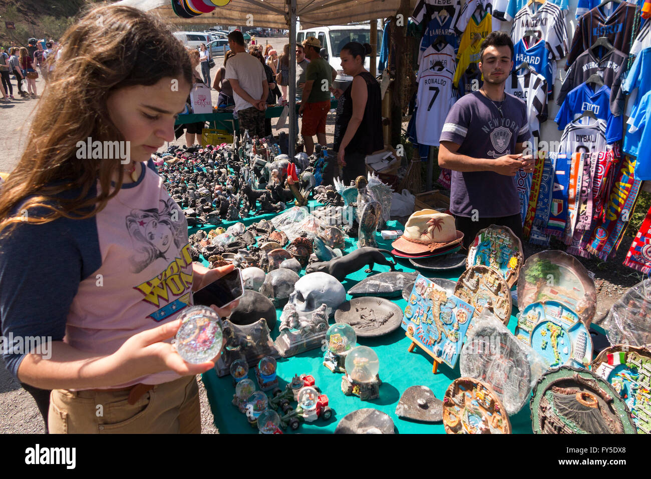 Frau Tourist schaut Geschenk / Geschenke in einen Souvenir-Shop auf Pisten von / in der Nähe von obersten Gipfel des Vesuv in der Nähe von Neapel, Italien. Stockfoto