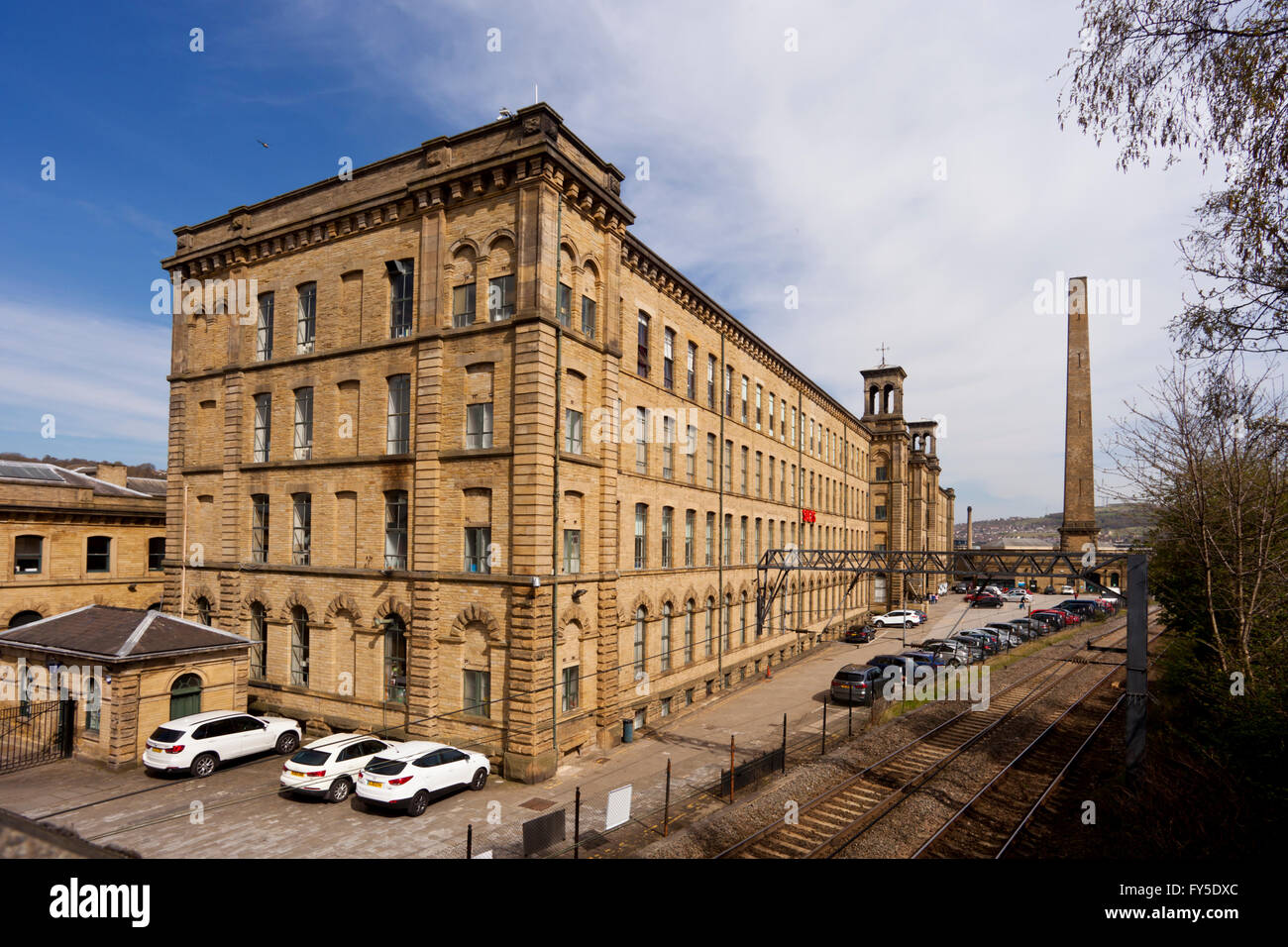 Salts Mill, gebaut von Titus Salt im Mittelpunkt der Saltaire, das Modelldorf schuf er in der Nähe von Bradford, West Yorkshire, England Stockfoto