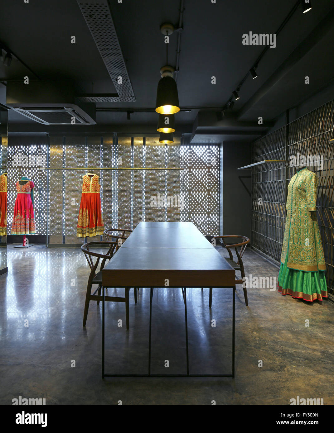 Eingangsbereich in Richtung Fenster. Abishek Gupta Shop, New Delhi, Indien. Architekt: Atelier Lotus, 2016. Stockfoto