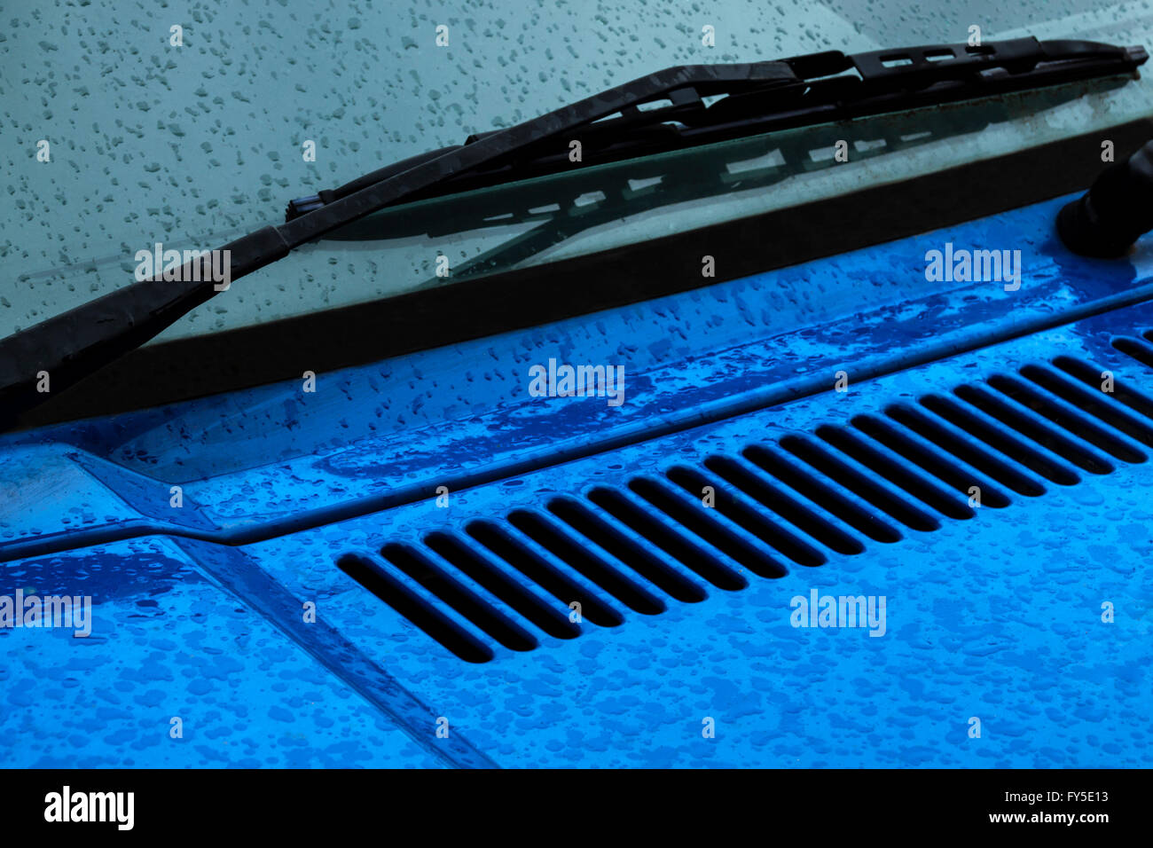 Nahaufnahme von Wischerarm und Klinge blaue Mütze mit Wassertropfen und  Entlüftung bei der Kfz Stockfotografie - Alamy