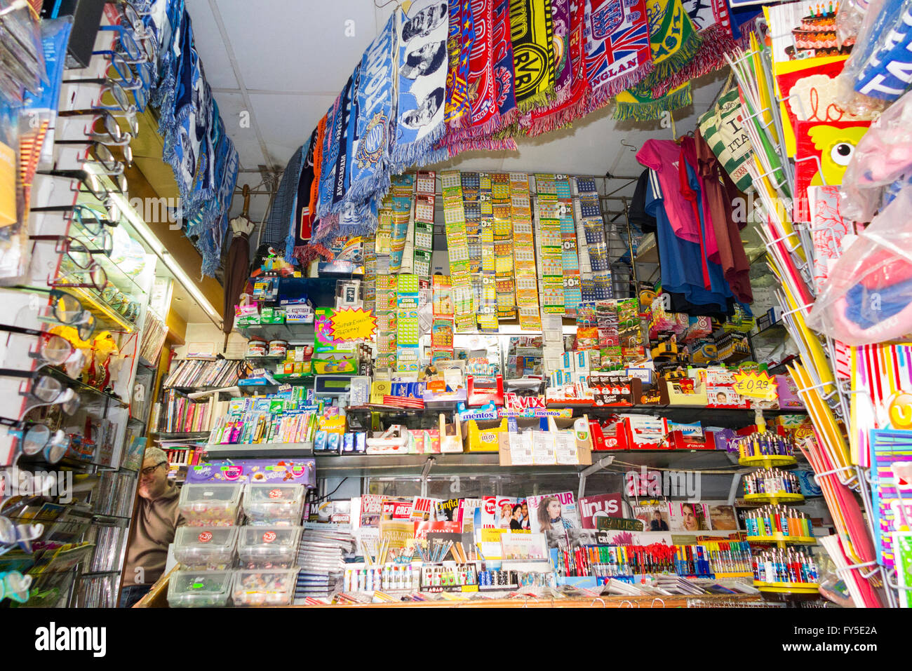 News-Agent Kiosk / Zeitungsladen Agenten Kioske / Kiosk Tabak Shop Verkauf von Zeitungen und Magazine / Zeitschriften. Neapel, Italien Stockfoto