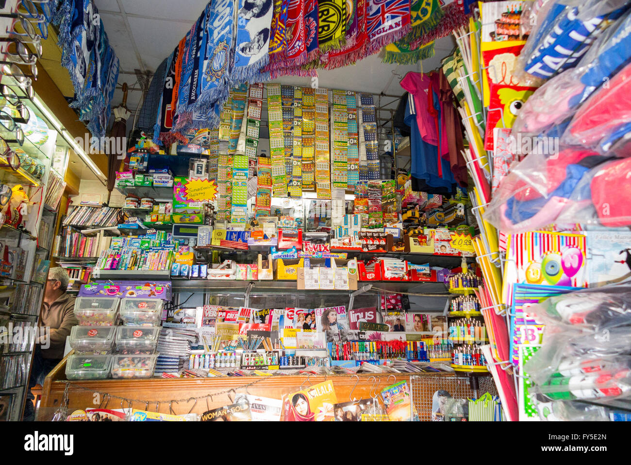 News-Agent Kiosk / Zeitungsladen Agenten Kioske / Kiosk Tabak Shop Verkauf von Zeitungen und Magazine / Zeitschriften. Neapel, Italien Stockfoto