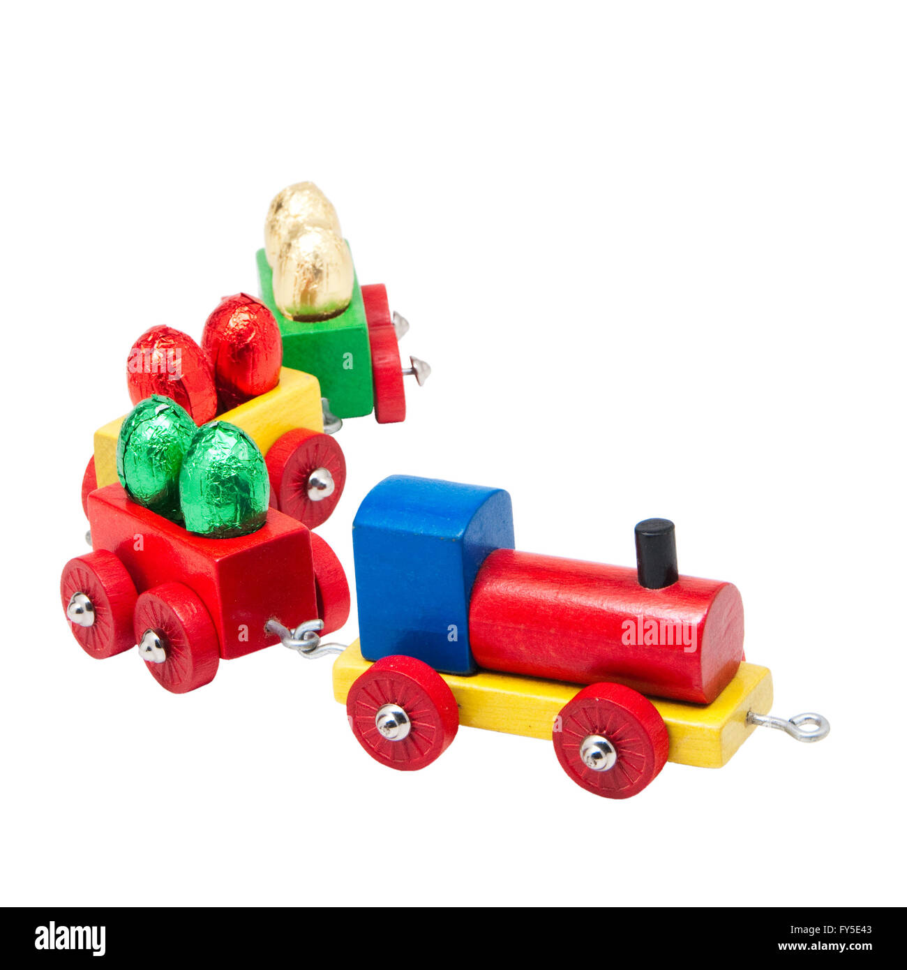 Bunte hölzerne Modelleisenbahn mit Ostereiern auf Güter-Waggons, isoliert Stockfoto