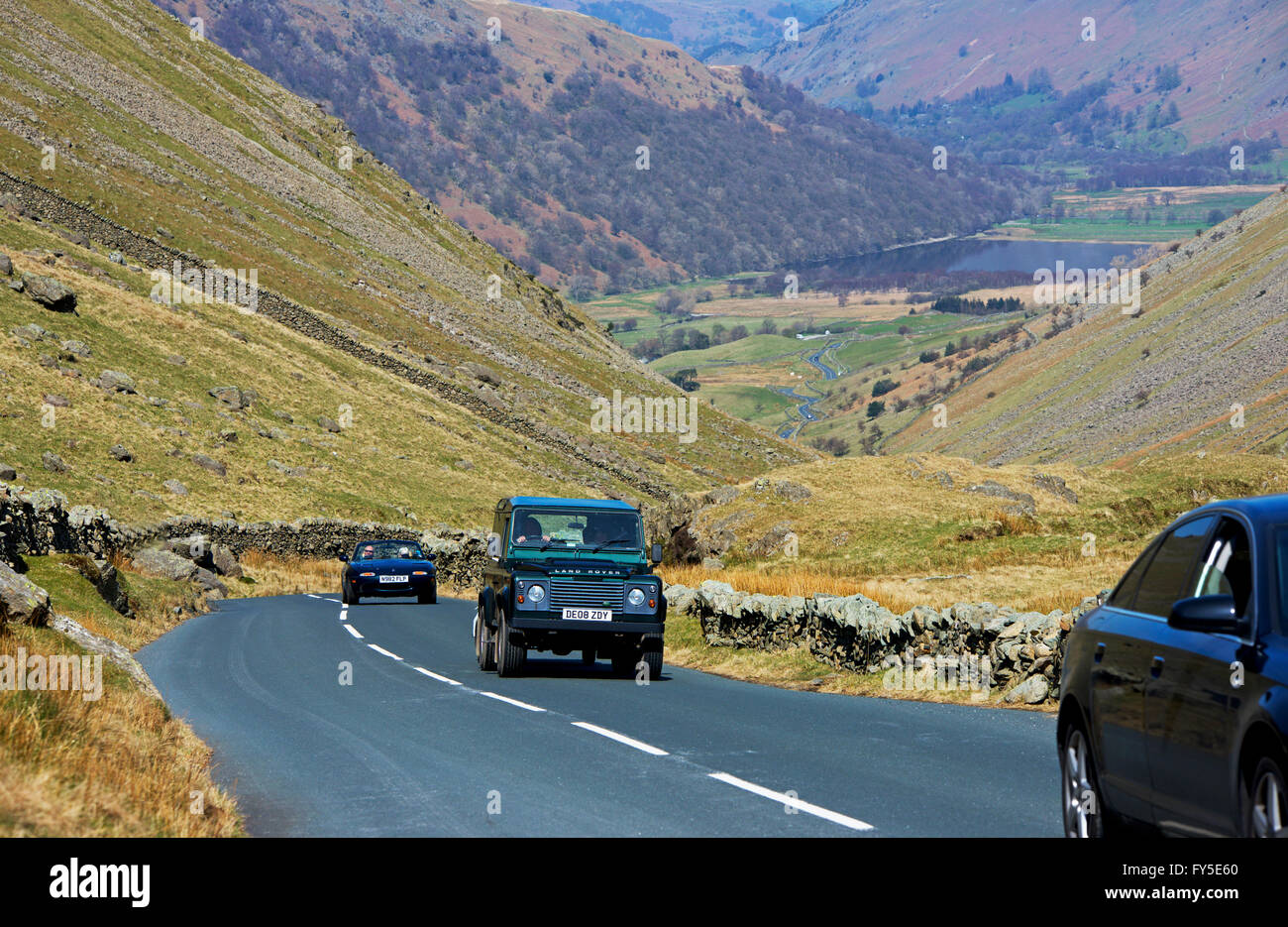 Land Rover- und andere Autos - Klettern Kirkstone Pass, Nationalpark Lake District, Cumbria, England UK Stockfoto
