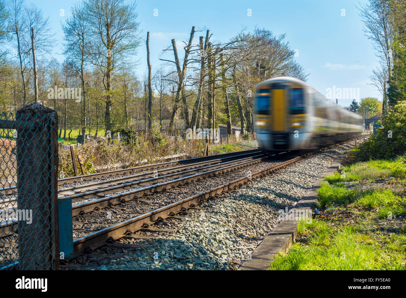 Schnelle Beschleunigung Zug nähert sich Kreuzung Gefahr Stockfoto