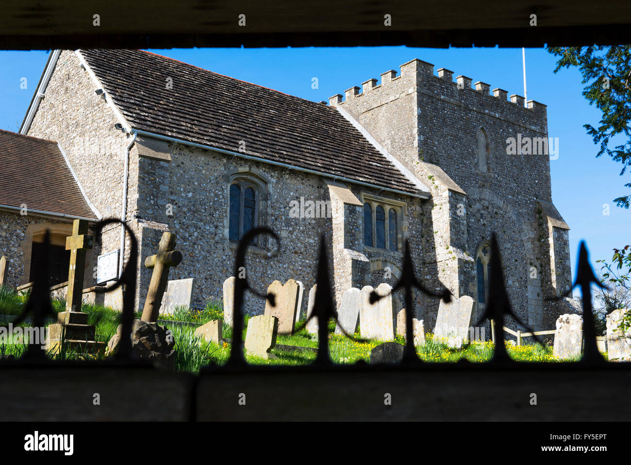Norman Kirche des Heiligen Nikolaus in das Dorf Bramber betrachtet durch die lychgate Stockfoto