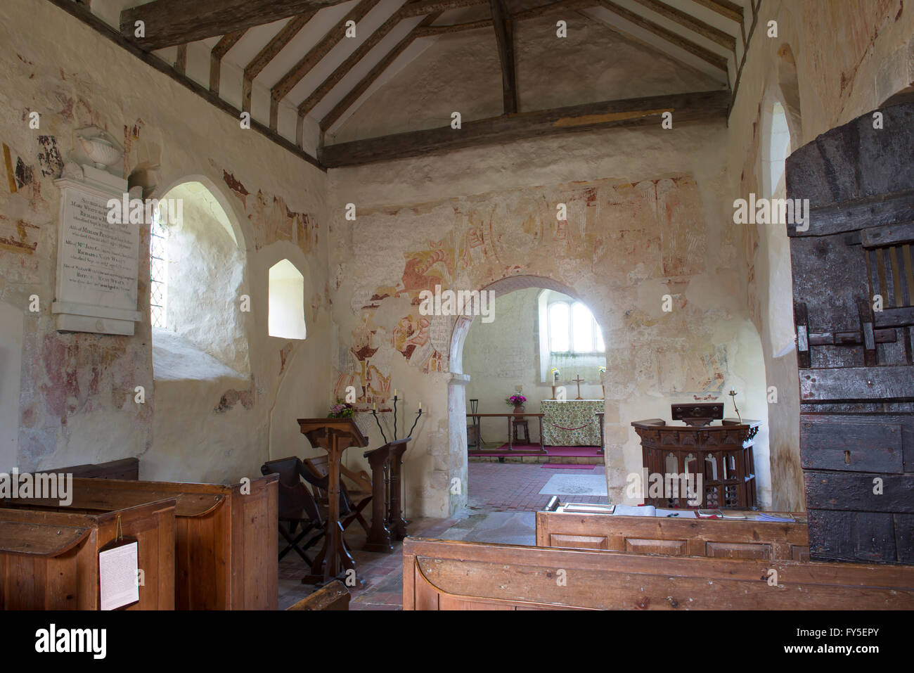 Das Innere der Pfarrkirche im Ortsteil Coombes zeigt mittelalterliche Wandmalereien Stockfoto