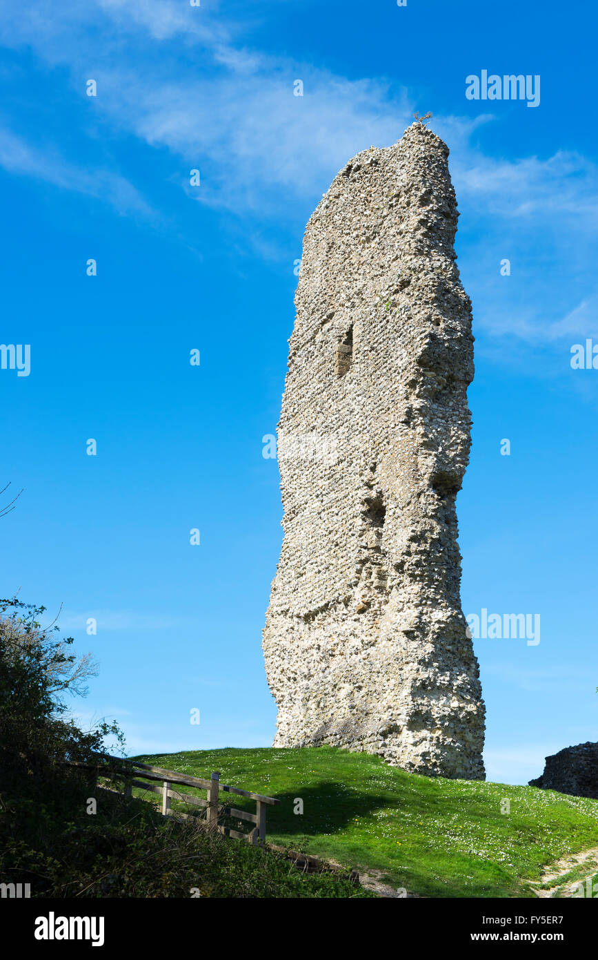 Die restlichen Wand des Schlosses Torhaus Turm von Bramber an einem hellen Frühling Nachmittag Stockfoto