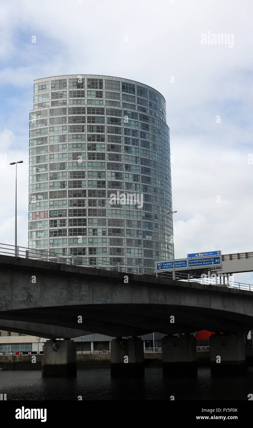 Der Obel-Turm hinter der M3-Brücke in Belfast, Nordirland. Stockfoto