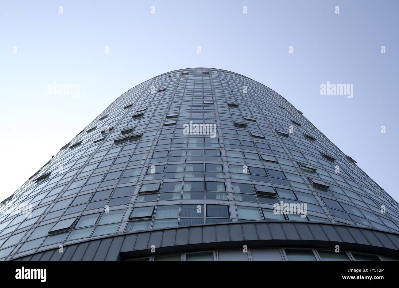 Modernes Hochhaus Mit Glasfront Und Offenen Fenstern Modernes 