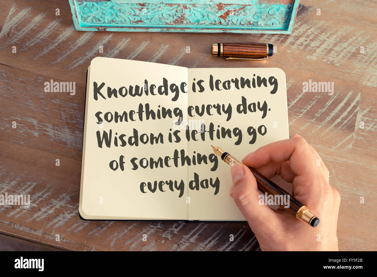 Handschriftliche Zitat wissen ist etwas lernen, jeden Tag. Weisheit ist etwas jeden Tag loslassen Stockfoto