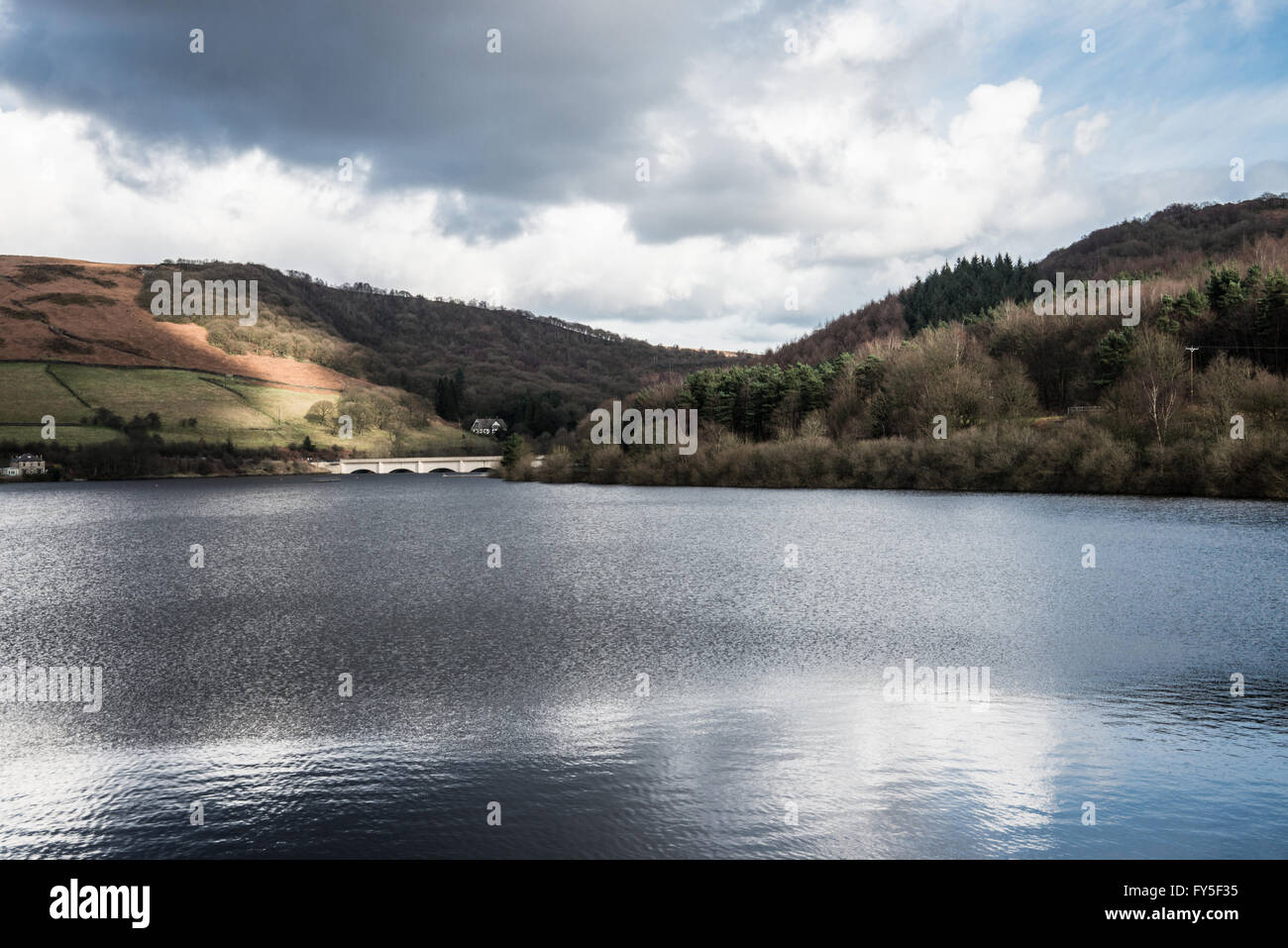Welle aus Licht am Morgen über die Berggipfel in Derbyshire Ray Boswell Stockfoto