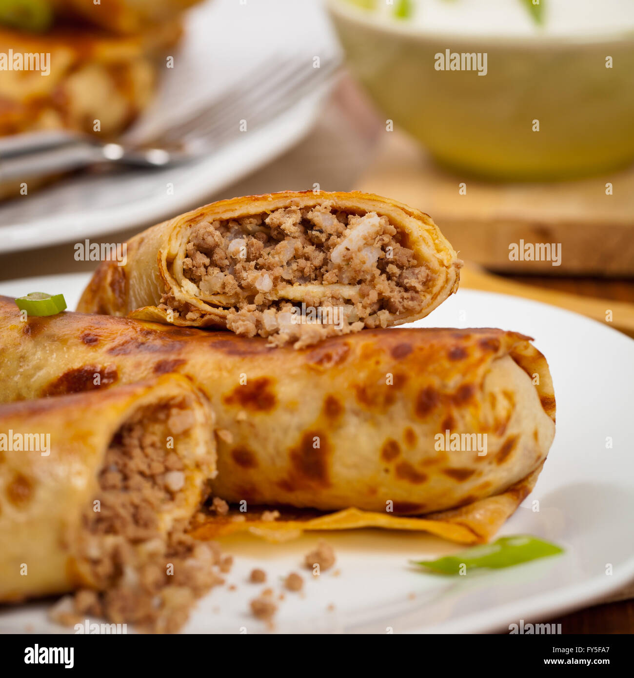 Russische gebratene gefüllte Pfannkuchen Blintzes mit Fleisch ...