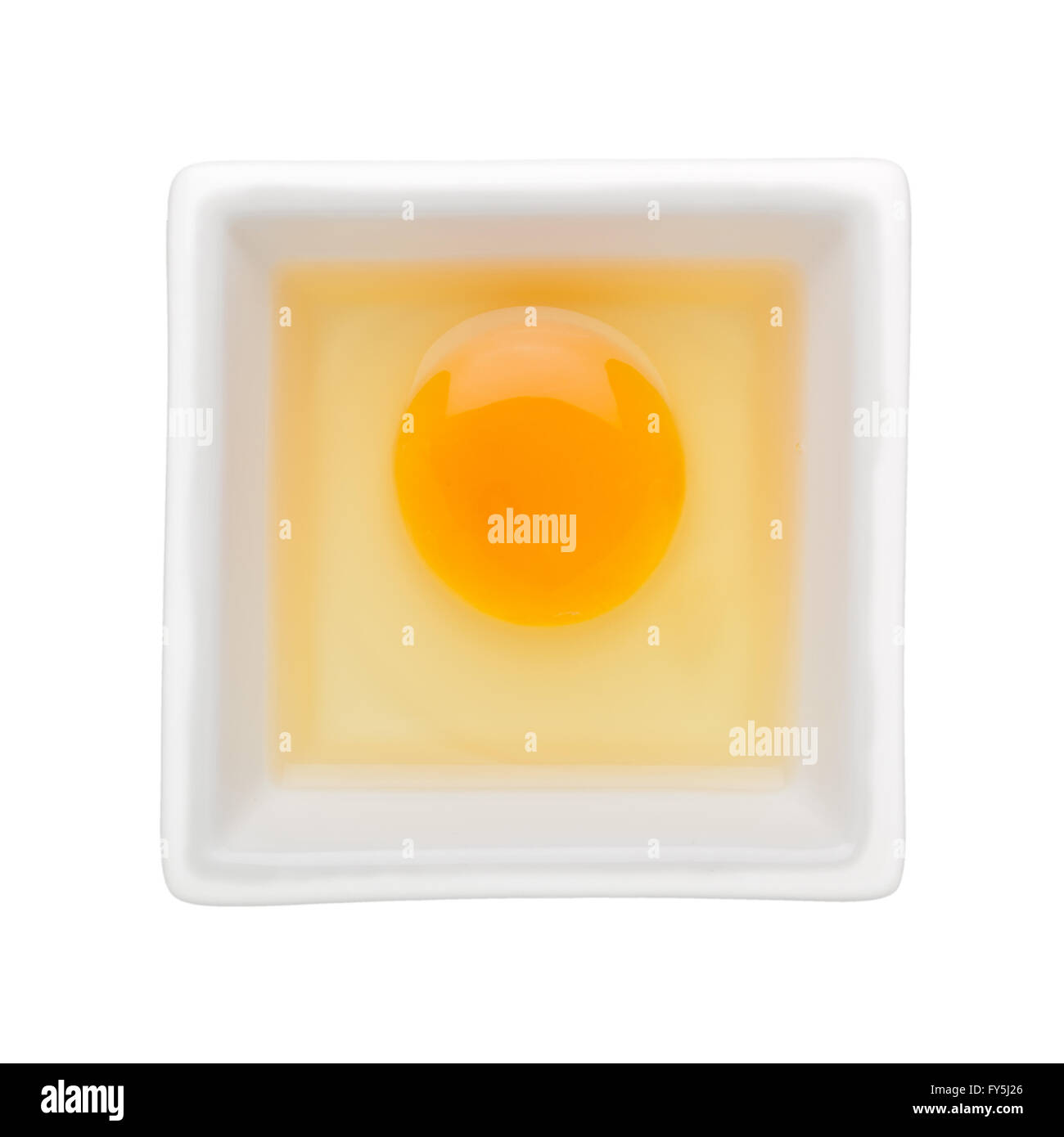 Rohes Ei in eine quadratische Schale isoliert auf weißem Hintergrund Stockfoto