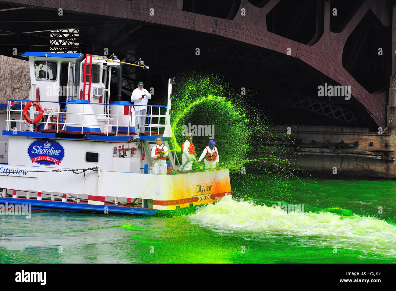 Besatzungen färben den Chicago Fluss grn für den St. Patrick's Day holiday als Tausende säumen die Ufer zu beobachten. Chicago, Illinois, USA. Stockfoto