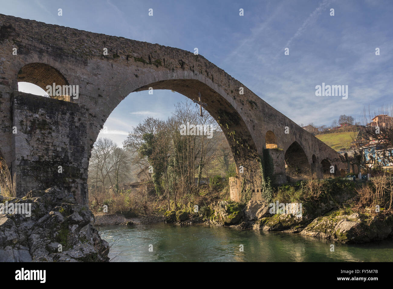 Römische Brücke über den Fluss Sella in Cangas de Onís (Asturien) Stockfoto