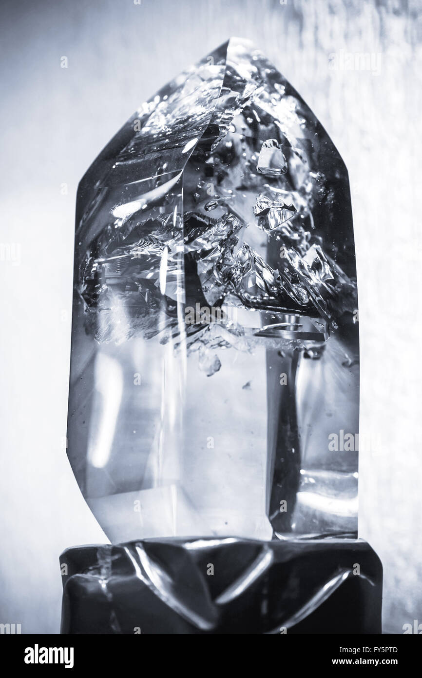 Blau getönten Foto von natürlichen transparenten Quarzkristall, selektiven Fokus Stockfoto