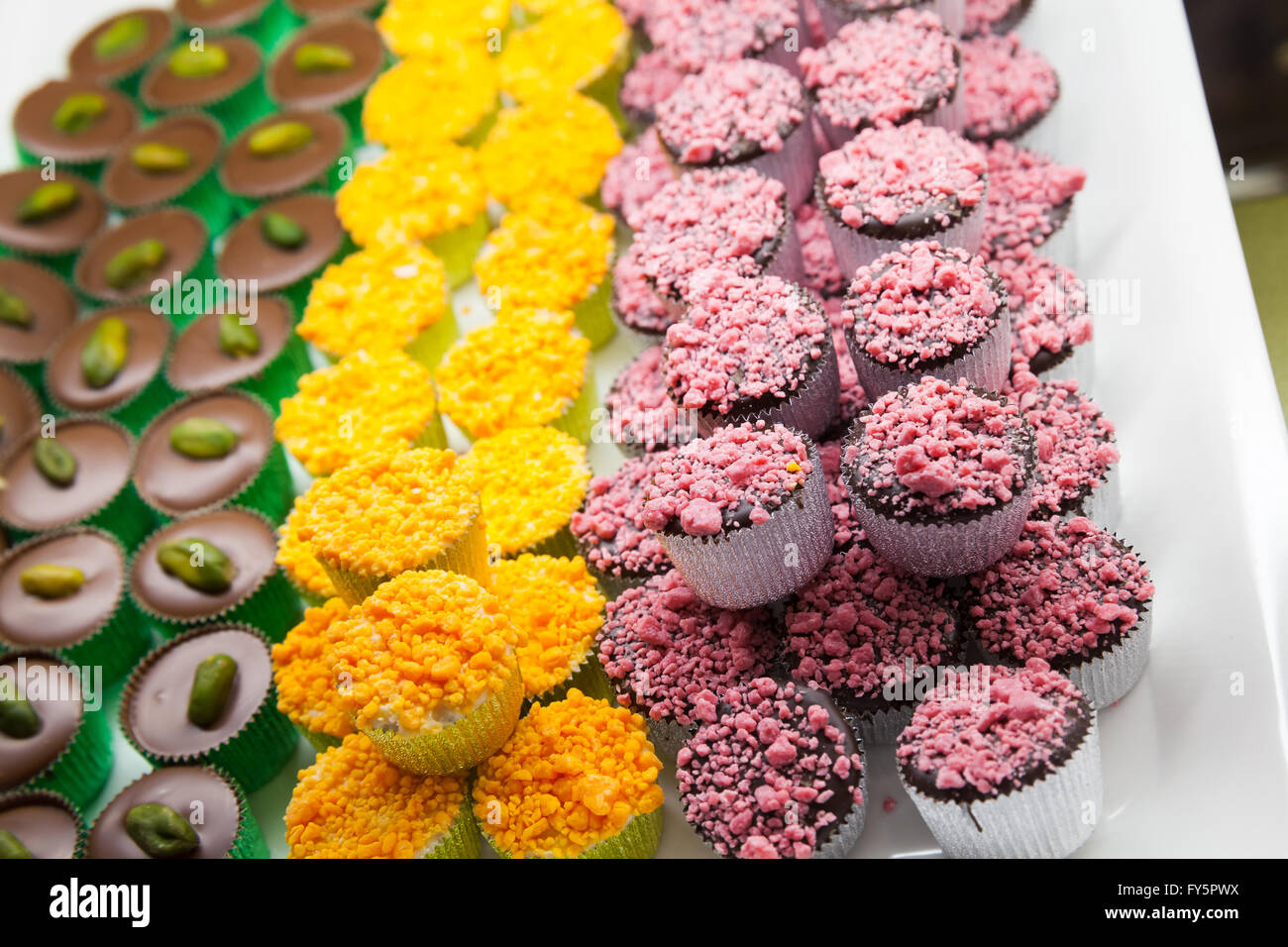 Bunte Pralinen lag auf einem Markt Zähler, Foto mit selektiven Fokus Stockfoto