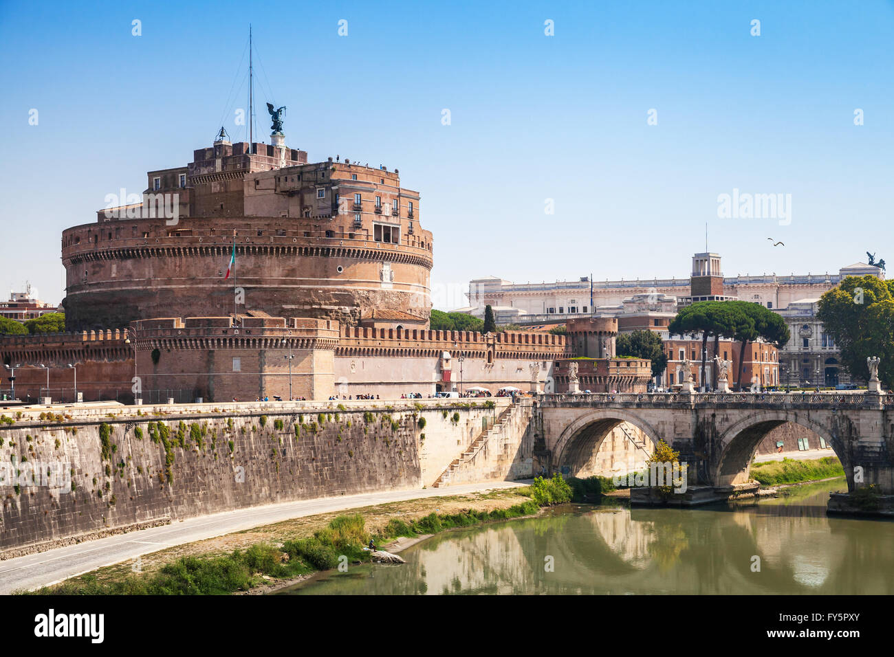 Stadtbild von Rom mit St. Angelo Brücke im Sommertag Stockfoto