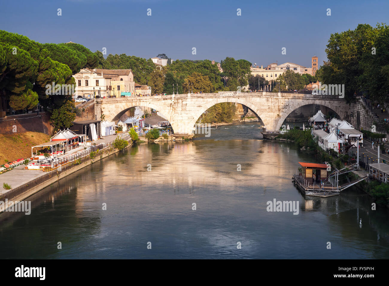 Stadtbild von Rom, Sommerabend. Das Pons Cestius oder Ponte Cestio in italienischer Sprache ist eine römische Steinbrücke in Rom, Italien, überspannt Stockfoto