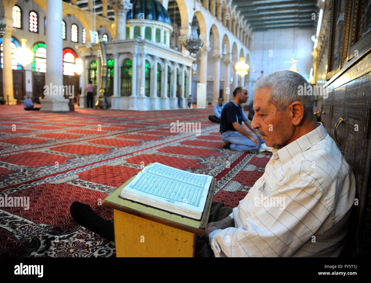 (160422)--Kairo, 22. April 2016 (Xinhua)--Hassan Safari, ein pensionierter Regierungsbeamter, liest den Koran in der Umayyaden-Moschee in Damaskus, die Hauptstadt Syriens, 18. April 2016. Safari liest den Koran hier jeden Tag, um einen Zustand des inneren Friedens zu gewinnen. Die 21. Welttag des Buches und Copyright-Tag wird am Samstag ankommen. "Ein Buch ist eine Verbindung zwischen der Vergangenheit und der Zukunft. Es ist eine Brücke zwischen den Generationen und Kulturen. Es ist eine Kraft für die Erstellung und Austausch von Weisheit und wissen. ", sagte Generaldirektor der UNESCO Irina Bokova. Nach fünf Jahren seit dem Ausbruch des arabischen Frühlings im Jahr 2011 die meisten arabischen co Stockfoto