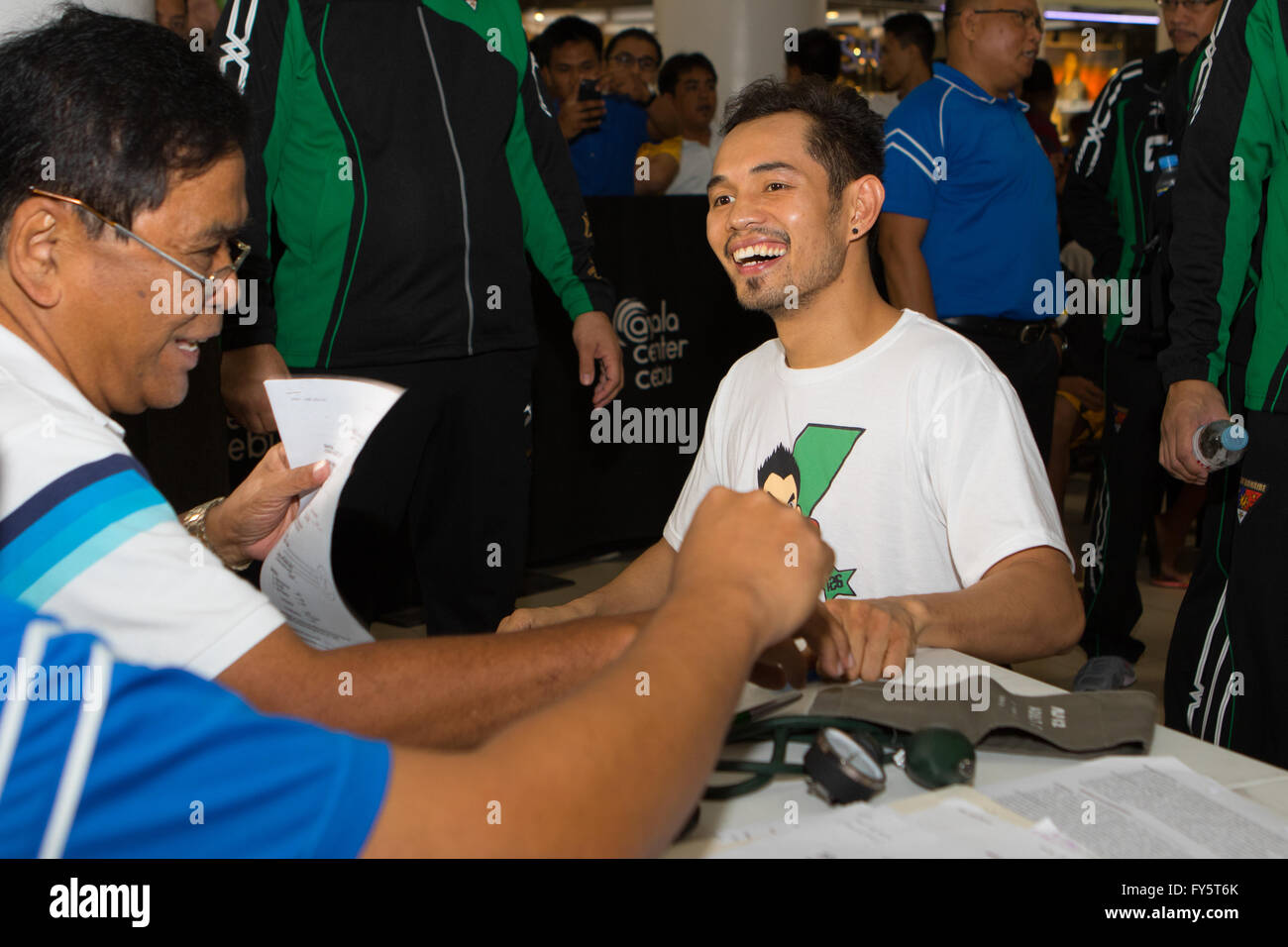 22.04.2016 Kampf Ayala Center Cebu City,Philippines.Weigh bei der WBO Welt Jr, Federgewicht Meisterschaft zwischen Philippinisch-amerikanischer Boxer, Nonito Donaire "The Filipino Flash" (32 Jahre W36 L3 D0) und Herausforderer aus Ungarn, Zsolt Bedak (32 Jahre W25 L1 D0). Im Bild teilt Nonito Donaire einen unbeschwerten Moment mit einer der Ärzte während der obligatorischen medizinischen Check. Stockfoto