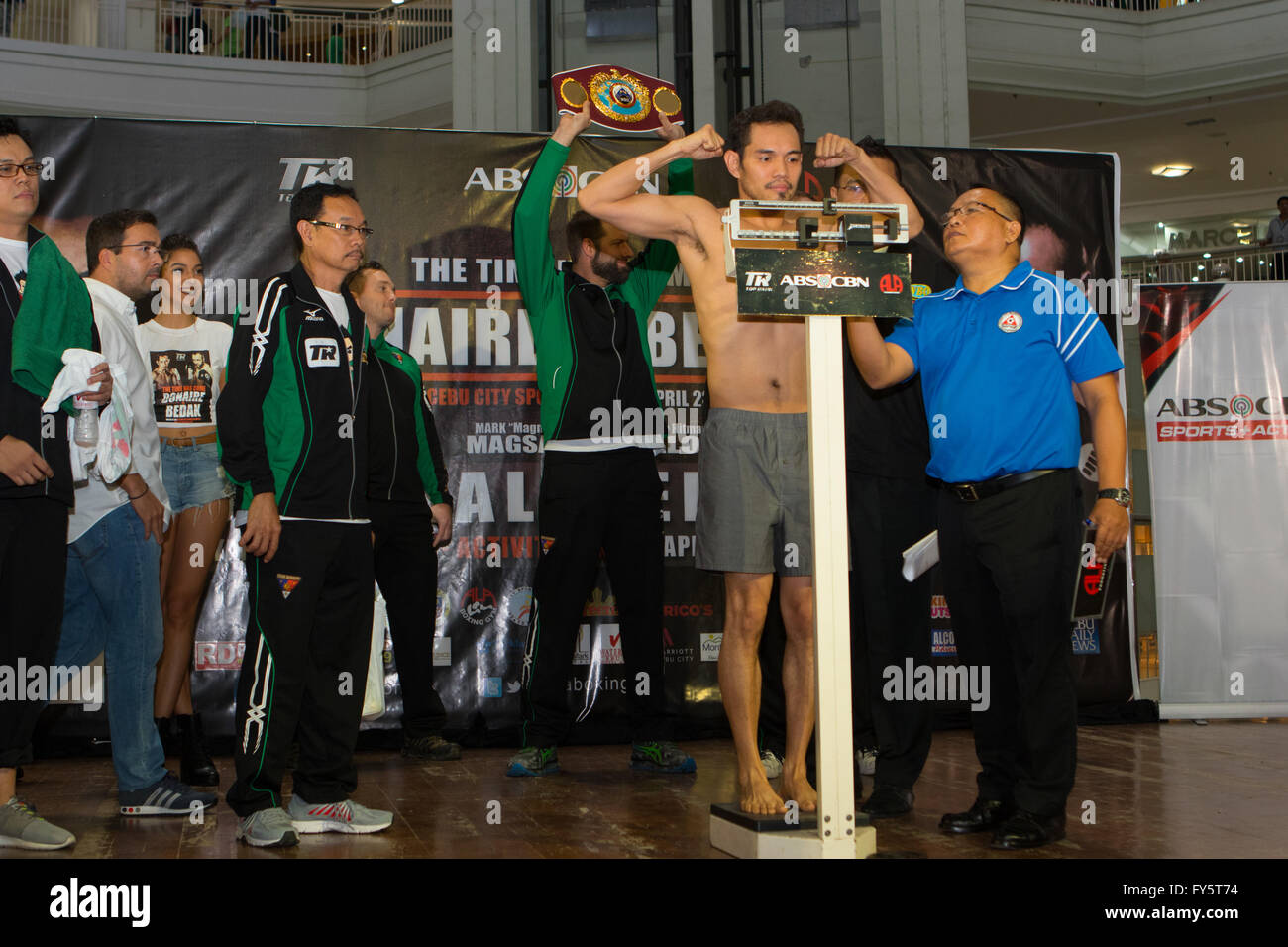 22.04.2016 gegen Ayala Center, Cebu City,Philippines.Weigh bei der WBO World Superbantamgewicht zwischen Philippinisch-amerikanischer Boxer, Nonito Donaire "The Filipino Flash" (32 Jahre W36 L3 D0) und Herausforderer aus Ungarn, Zsolt Bedak (32 Jahre W25 L1 D0). Im Bild, Nonito Donaire auf die Waage. Stockfoto