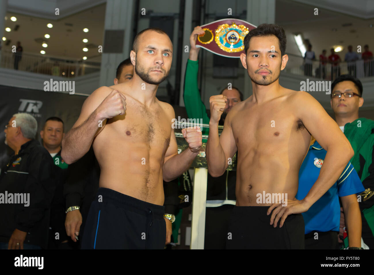 22.04.2016 gegen Ayala Center, Cebu City,Philippines.Weigh-in für die WBO Superbantamgewicht zwischen Philippinisch-amerikanischer Boxer, Nonito Donaire "The Filipino Flash" (32 Jahre W36 L3 D0) und Herausforderer aus Ungarn, Zsolt Bedak (32 Jahre W25 L1 D0). Im Bild antreten (rechts) Donaire & Bedak. Stockfoto
