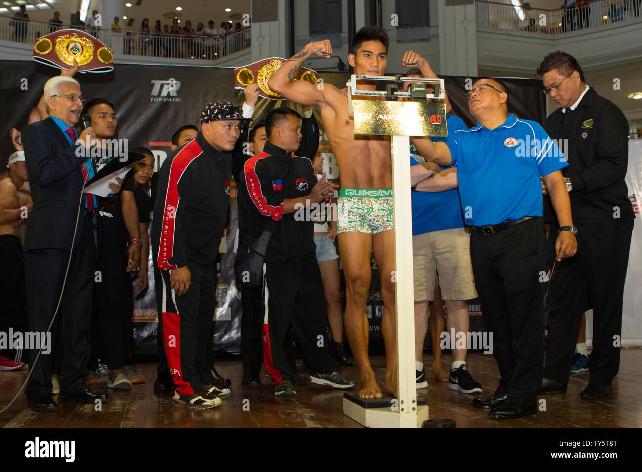 22.04.2016 Kampf Ayala Center Cebu City,Philippines.Weigh bei der WBO Welt Jr, Federgewicht Meisterschaft zwischen Philippinisch-amerikanischer Boxer, Nonito Donaire "The Filipino Flash" (32 Jahre W36 L3 D0) und Herausforderer aus Ungarn, Zsolt Bedak (32 Jahre W25 L1 D0). Auf der gleichen Karte nimmt Mark Magsayo an der Waage für seinen Kampf mit Chris Avalos. Stockfoto