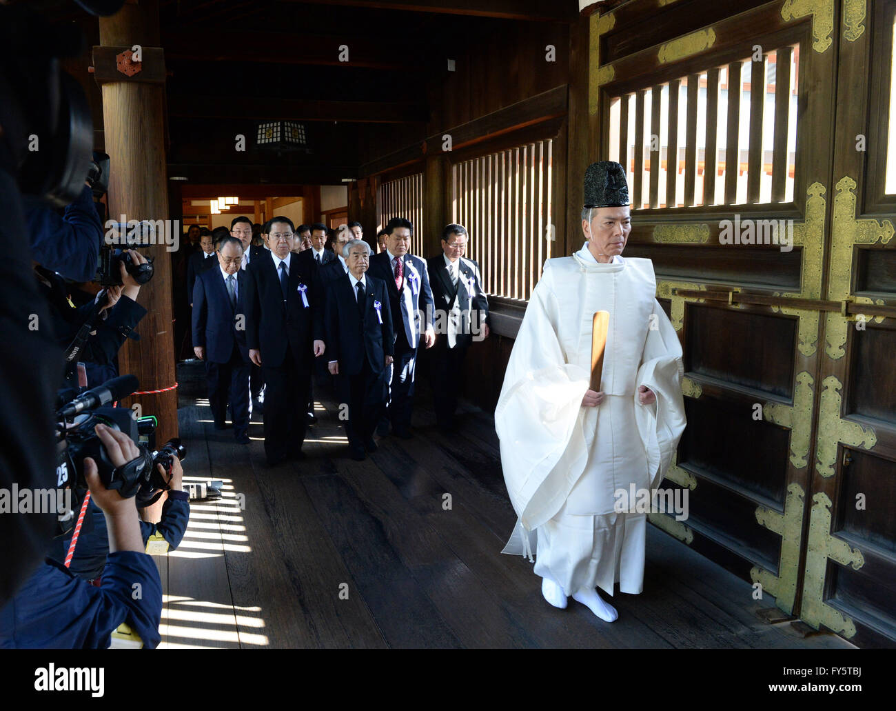 Tokio, Japan. 22. April 2016. Japanische Gesetzgeber besuchen Yasukuni-Schrein in Tokio, die Hauptstadt von Japan, am 22. April 2016. Eine Gruppe von rund 90 japanische Gesetzgeber, einschließlich ein hochrangiges Mitglied des Kabinetts von Premierminister Shinzo Abe, am Freitag besucht den umstrittenen Krieg verknüpft Yasukuni-Schrein, steht als Symbol des japanischen Militarismus und ehrt seinen Krieg tot einschließlich Verbrecher verurteilt durch ein internationales Tribunal. © Ma Ping/Xinhua/Alamy Live-Nachrichten Stockfoto